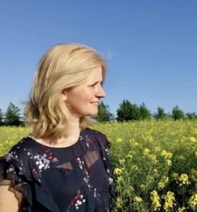 person i mark med sennepsblomster