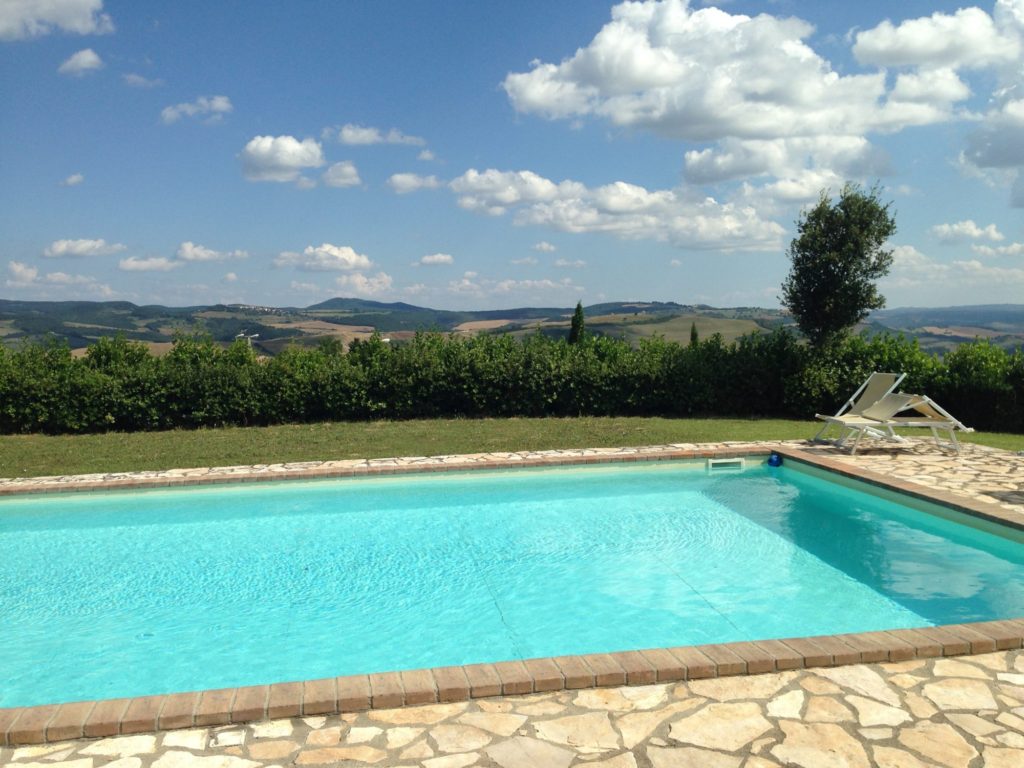 turkis pool ferie toscana blå himmel