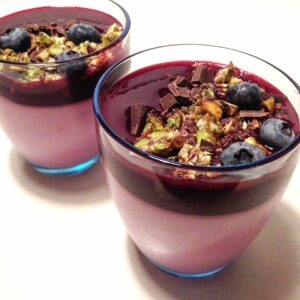 nem dessert med hindbær, skyr, blåbær og pistacie