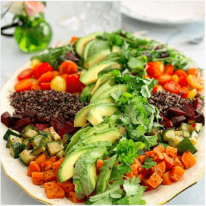 salat med avocado, rucula, koriander, quinoa og andet godt
