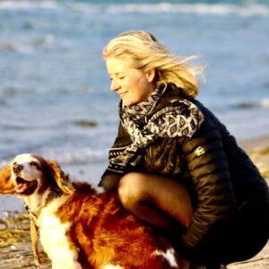 hund og person ved strand