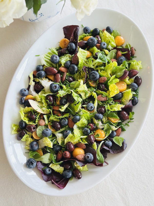 salat med blåbær