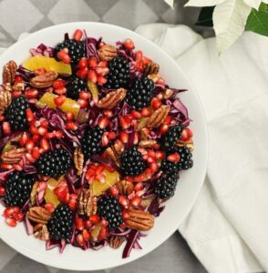 rødkålssalat med brombær og appelsin